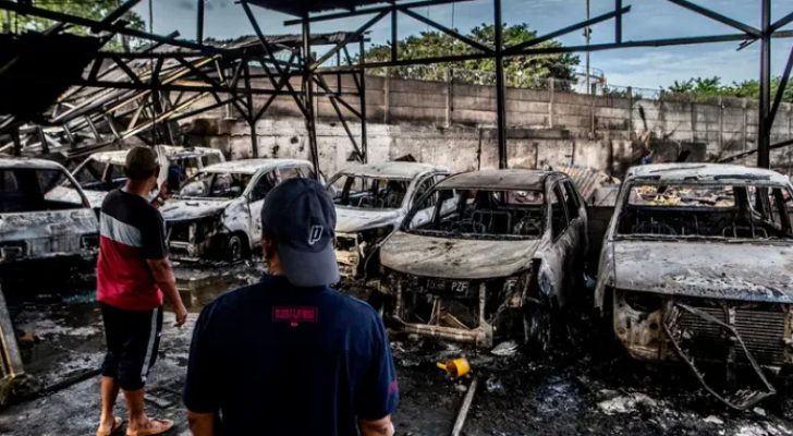 ٣٣ شخصا حصيلة وفيات مستودع وقود في إندونيسيا