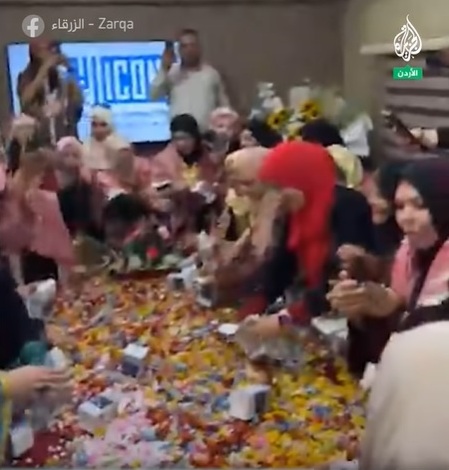 فعاليات شعبية تزين محافظة الزرقاء بمناسبة قرب زفاف ولي العهد - فيديو