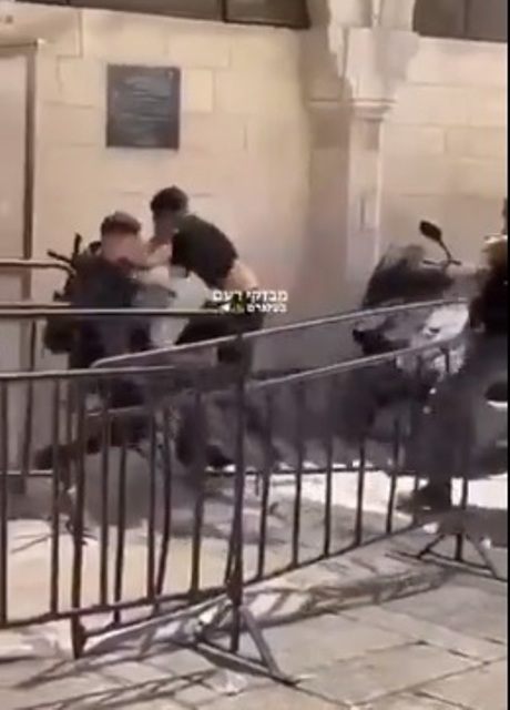 شاهدوا .. فلسطيني يلقن أحد جنود الاحتلال درسا ويطرحه أرضا ويضربه