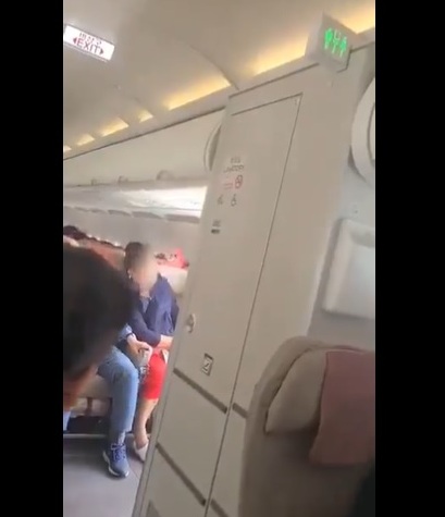 مشهد مرعب.. راكب يفتح باب طائرة قبيل هبوطها