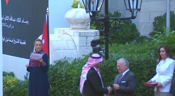 الملك ينعم بأوسمة ملكية على مؤسسات وشخصيات وطنية - فيديو