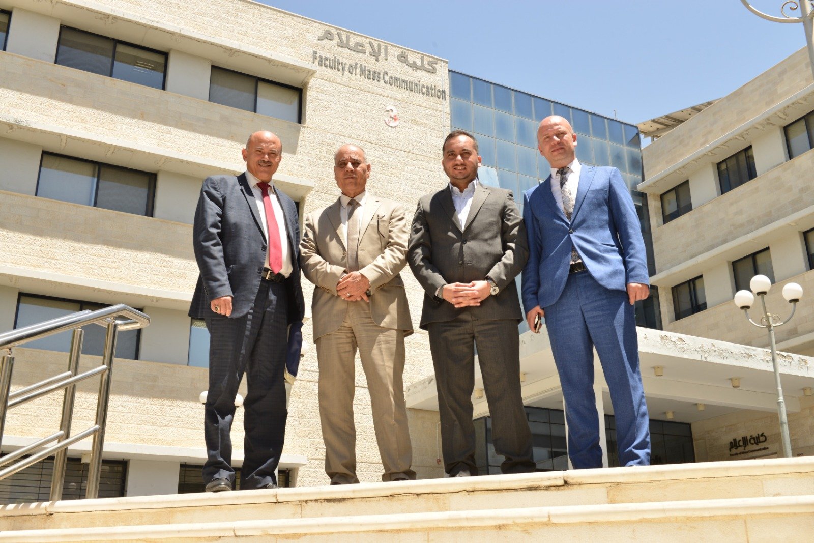 رئيس جامعة البترا يكرم الإعلامي الطلافحة خريج الجامعة