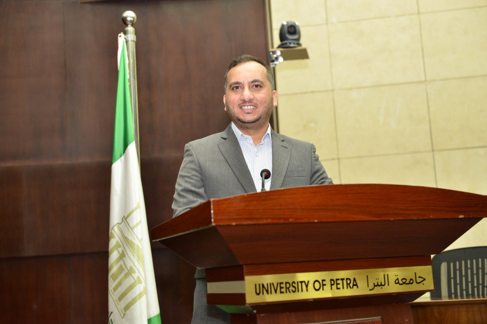 رئيس جامعة البترا يكرم الإعلامي الطلافحة خريج الجامعة