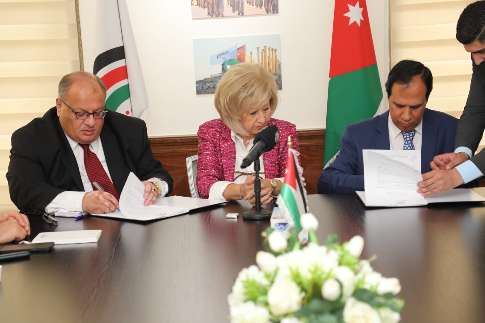 صورة حول : توقيع اتفاقية شراكة بين "مهرجان جرش للثقافة والفنون" و"نقابة الفنانين الأردنيين" توقيع اتفاقية شراكة بين "مهرجان جرش للثقافة والفنون" و"نقابة الفنانين الأردنيين"