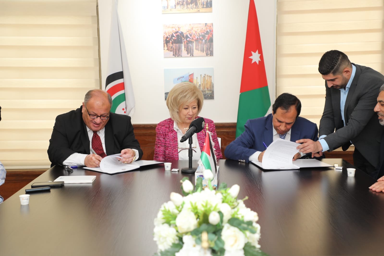 صورة حول : توقيع اتفاقية شراكة بين "مهرجان جرش للثقافة والفنون" و"نقابة الفنانين الأردنيين" توقيع اتفاقية شراكة بين "مهرجان جرش للثقافة والفنون" و"نقابة الفنانين الأردنيين"