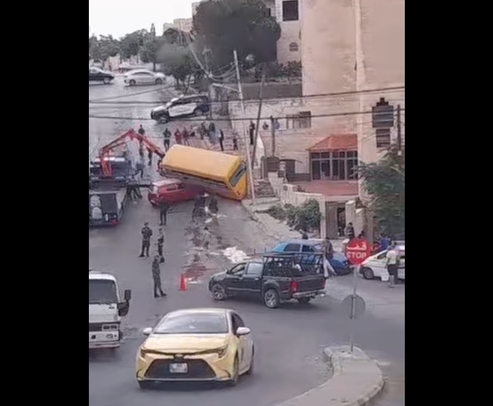 تدهور حافلة مدرسة في طبربور