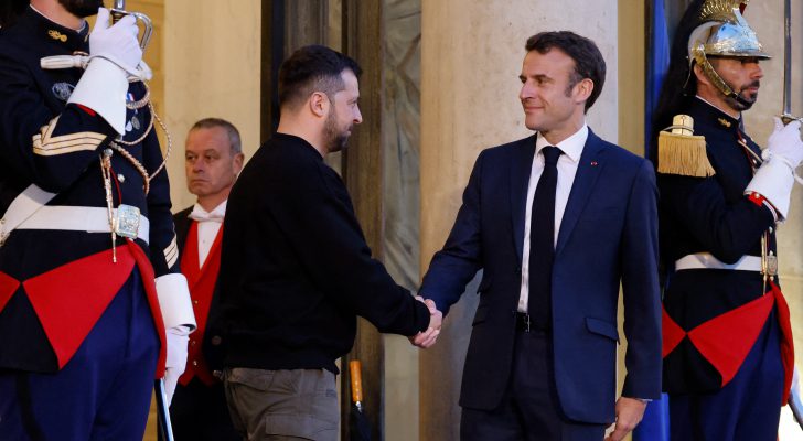 الرئيس الفرنسي يستقبل زيلينسكي في الإليزيه