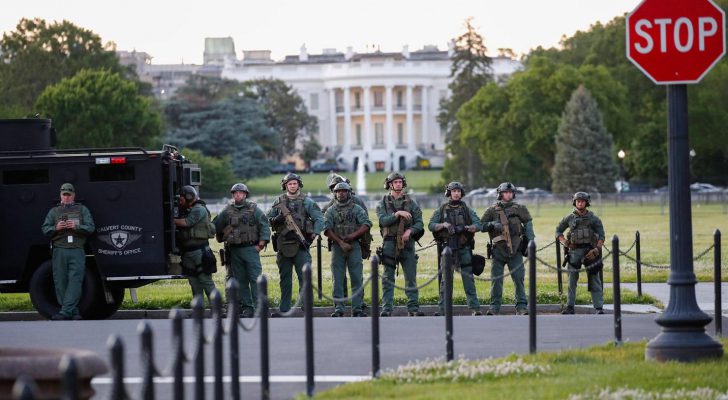 القبض على سائق شاحنة اصطدمت بحواجز أمنية بمحيط البيت الأبيض