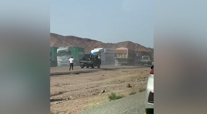 صورة حول : الكشف عن مصير سائق الشاحنة التي حاصرتها مكافحة التهريب في العقبة - فيديو الكشف عن مصير سائق الشاحنة التي حاصرتها مكافحة التهريب في العقبة - فيديو