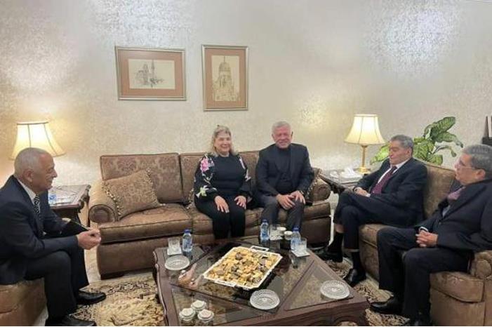 الملك يطمئن على صحة التل - صور