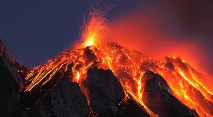 بركان إتنا الإيطالي يتسبب بإغلاق مطار كاتانيا