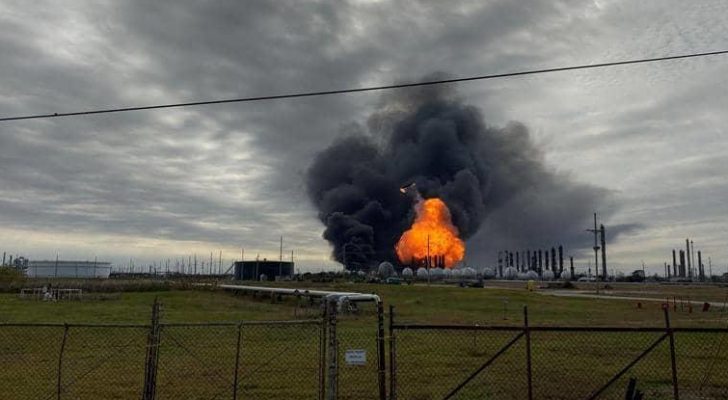 حريق هائل يلتهم مصفاة نفط في تكساس بالولايات المتحدة