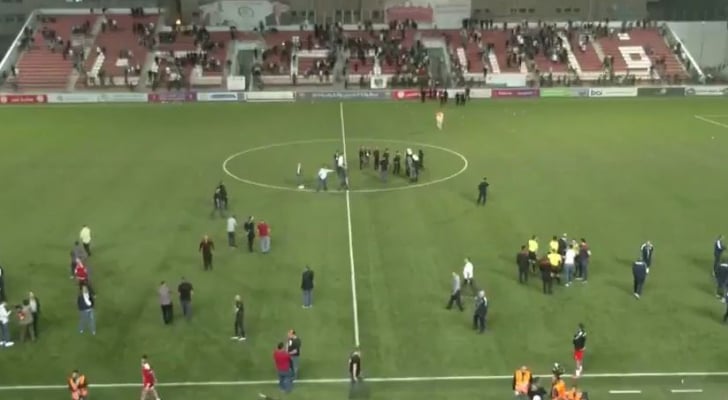شغب يوقف مباراة الفيصلي والوحدات في بطولة القدس والكرامة