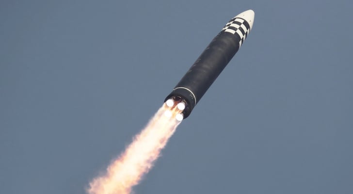 كوريا الشمالية تطلق صاروخًا فضائيًا وسيول تشهد ارتباكًا