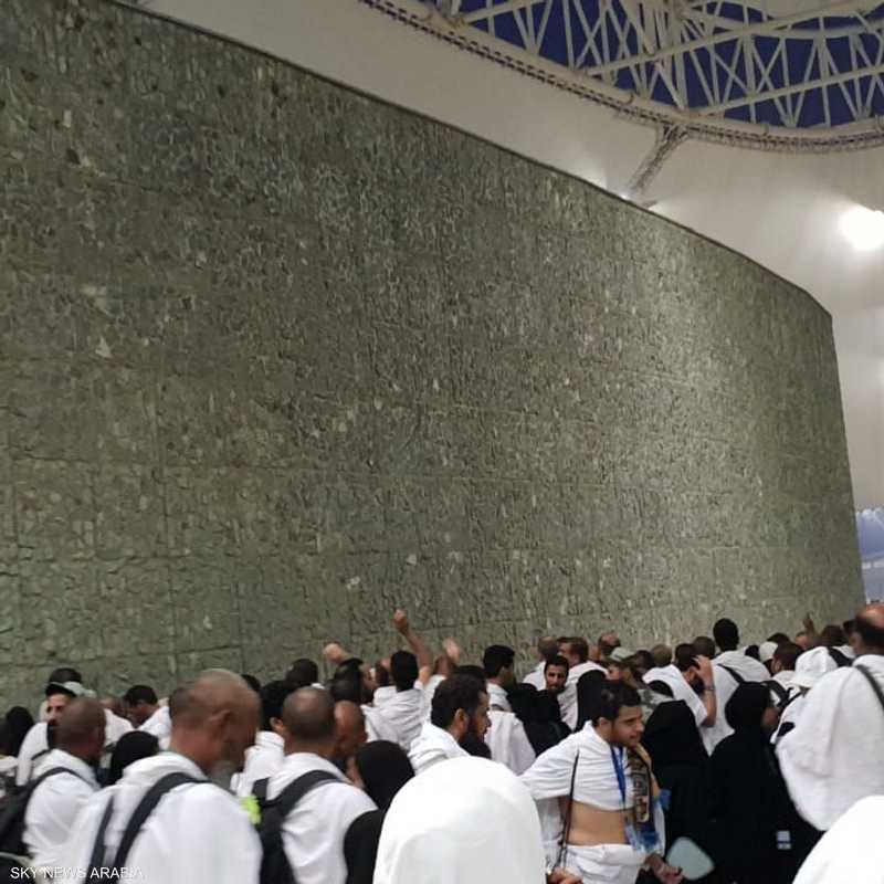 حجاج بيت الله الحرام يبدأون رمي الجمرات في أول أيام العيد