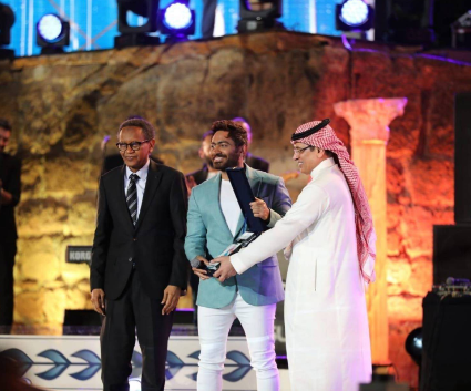 صورة حول : صور-تامر حسني يحصد جائزة "أفضل فنان عربي" صور-تامر حسني يحصد جائزة "أفضل فنان عربي"