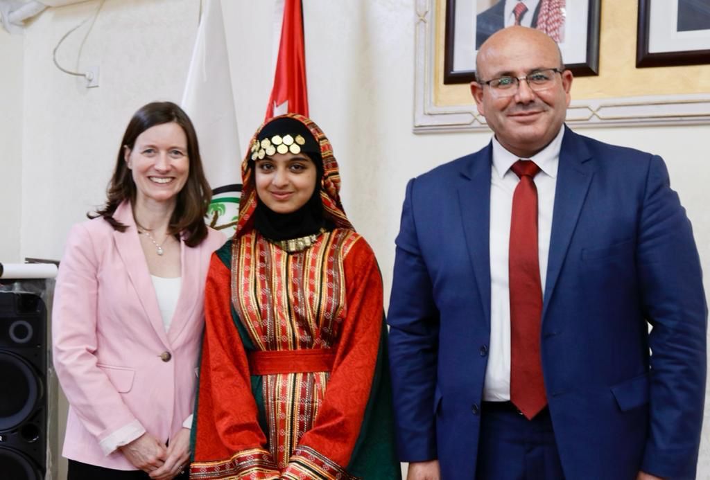 صورة حول : السفيرة البريطانية تزور مشاريع تمولها المملكة المتحدة لدعم الشباب والنساء واللاجئين في محافظة معان في يوم اللاجئ العالمي السفيرة البريطانية تزور مشاريع تمولها المملكة المتحدة لدعم الشباب والنساء واللاجئين في محافظة معان في يوم اللاجئ العالمي