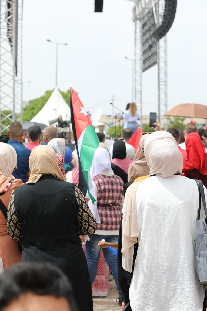 بالصور... آلاف المواطنين يشاركون في احتفال زين فرحاً بزفاف ولي العهد