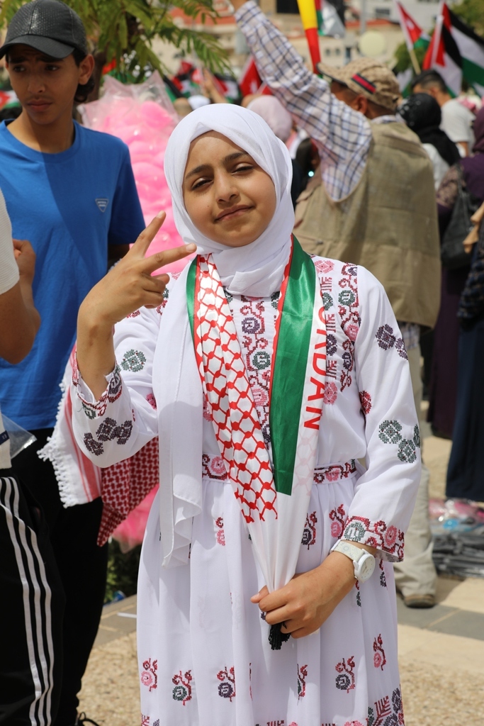 بالصور... آلاف المواطنين يشاركون في احتفال زين فرحاً بزفاف ولي العهد