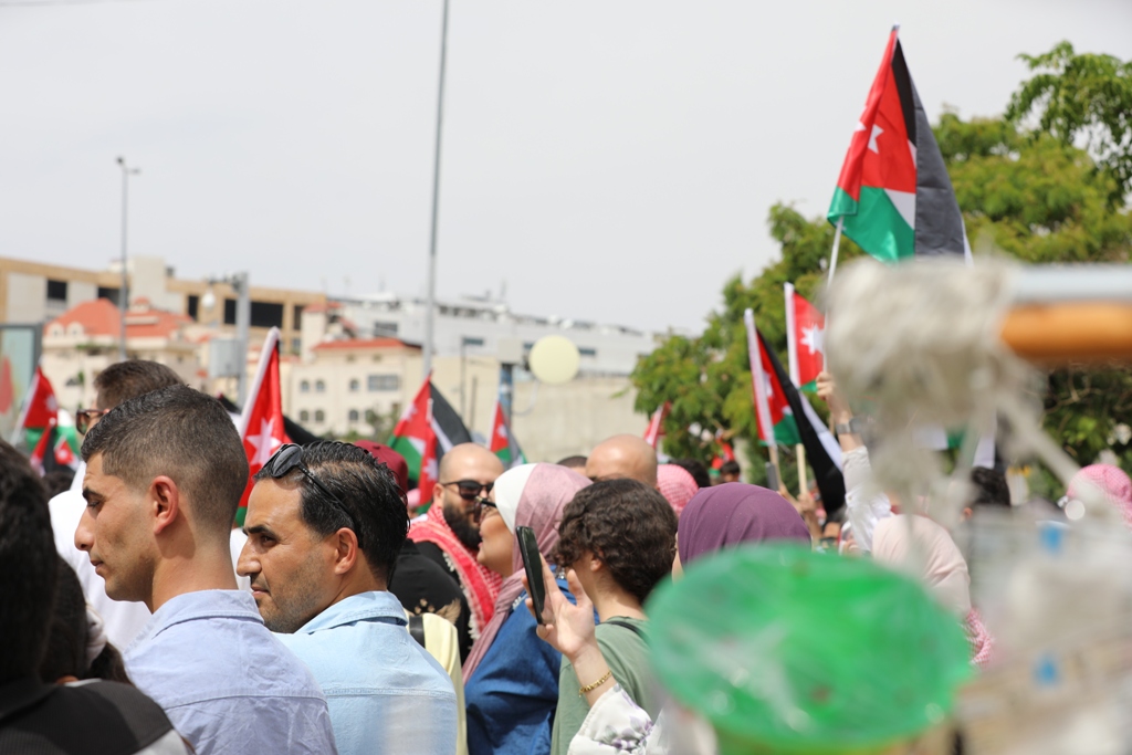 بالصور... آلاف المواطنين يشاركون في احتفال زين فرحاً بزفاف ولي العهد