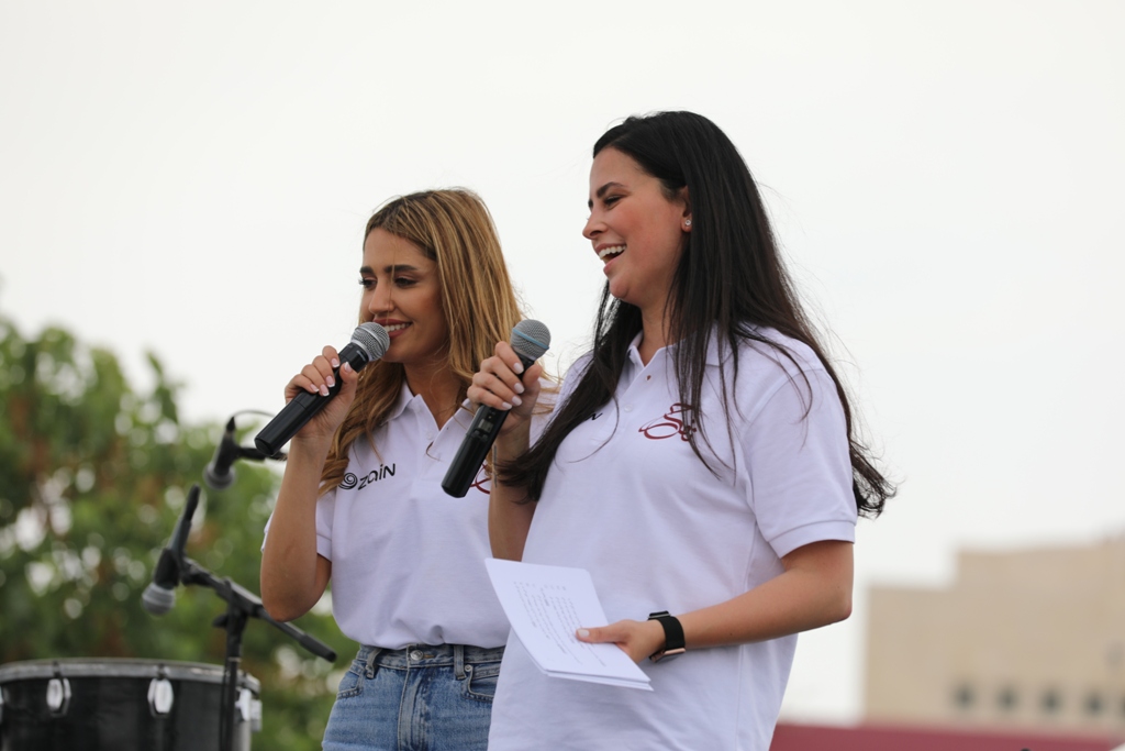 بالصور... آلاف المواطنين يشاركون في احتفال زين فرحاً بزفاف ولي العهد