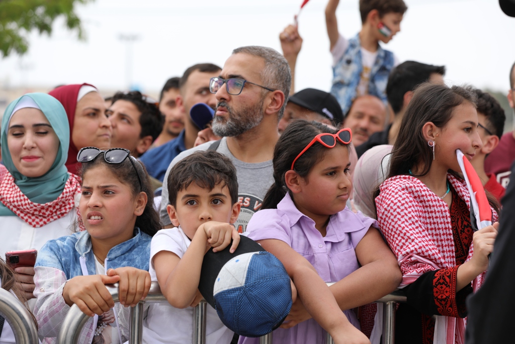بالصور... آلاف المواطنين يشاركون في احتفال زين فرحاً بزفاف ولي العهد