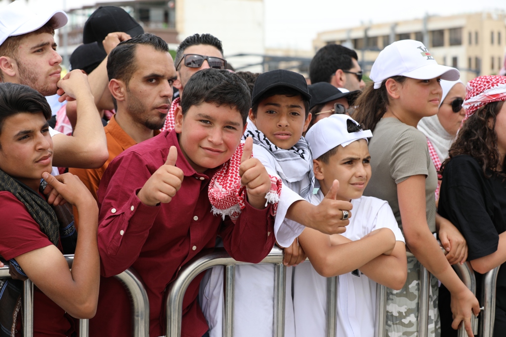 بالصور... آلاف المواطنين يشاركون في احتفال زين فرحاً بزفاف ولي العهد