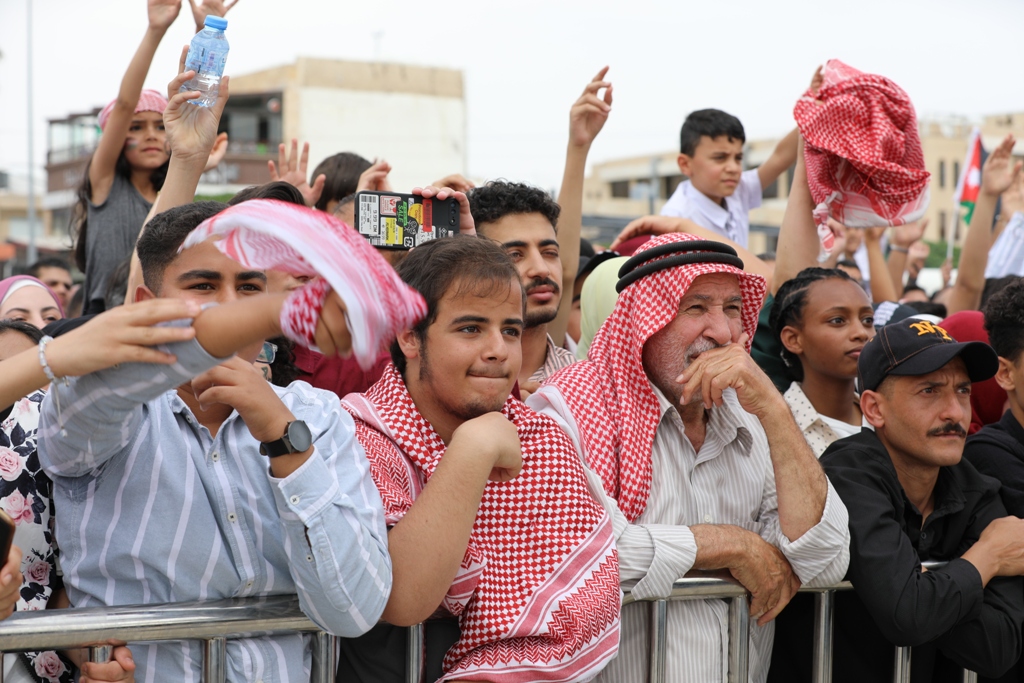 بالصور... آلاف المواطنين يشاركون في احتفال زين فرحاً بزفاف ولي العهد