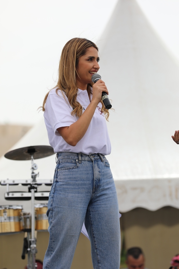 بالصور... آلاف المواطنين يشاركون في احتفال زين فرحاً بزفاف ولي العهد