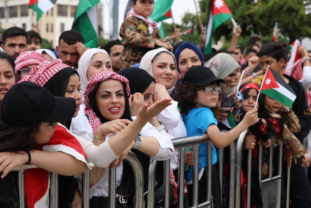 بالصور... آلاف المواطنين يشاركون في احتفال زين فرحاً بزفاف ولي العهد