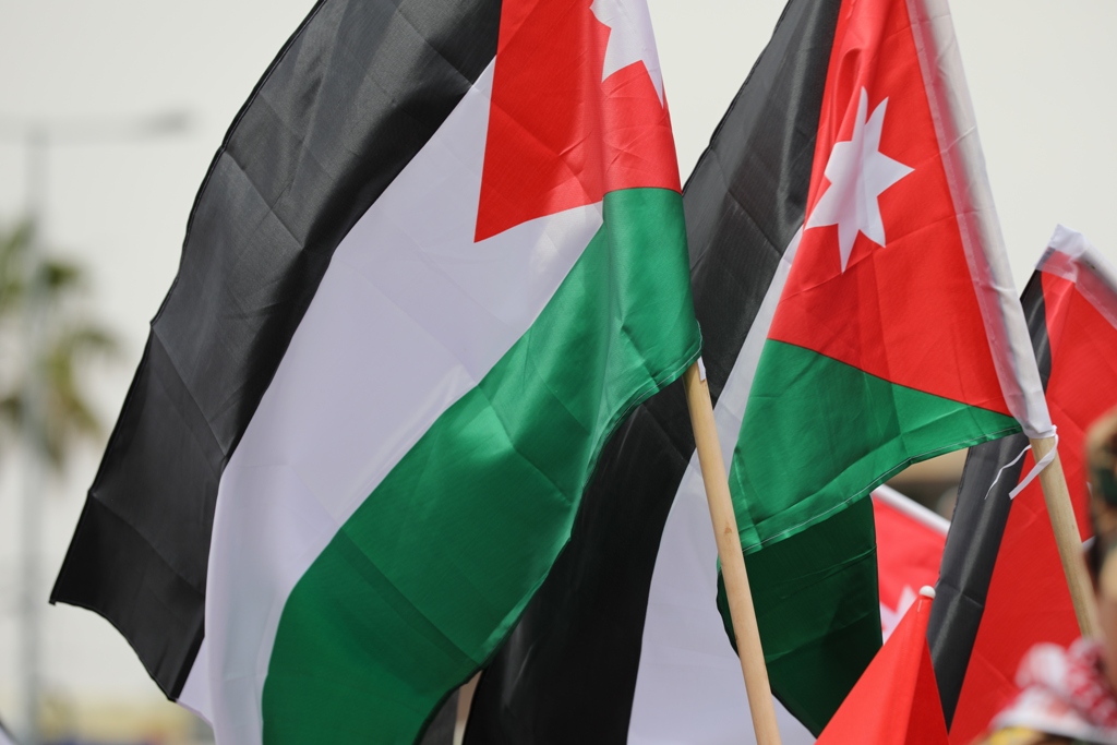 بالصور... آلاف المواطنين يشاركون في احتفال زين فرحاً بزفاف ولي العهد