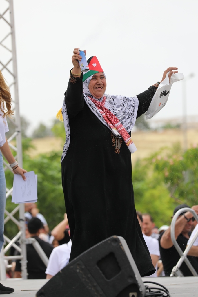 بالصور... آلاف المواطنين يشاركون في احتفال زين فرحاً بزفاف ولي العهد