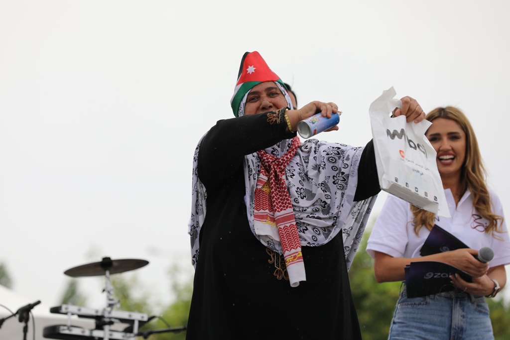 بالصور... آلاف المواطنين يشاركون في احتفال زين فرحاً بزفاف ولي العهد