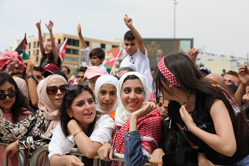 بالصور... آلاف المواطنين يشاركون في احتفال زين فرحاً بزفاف ولي العهد