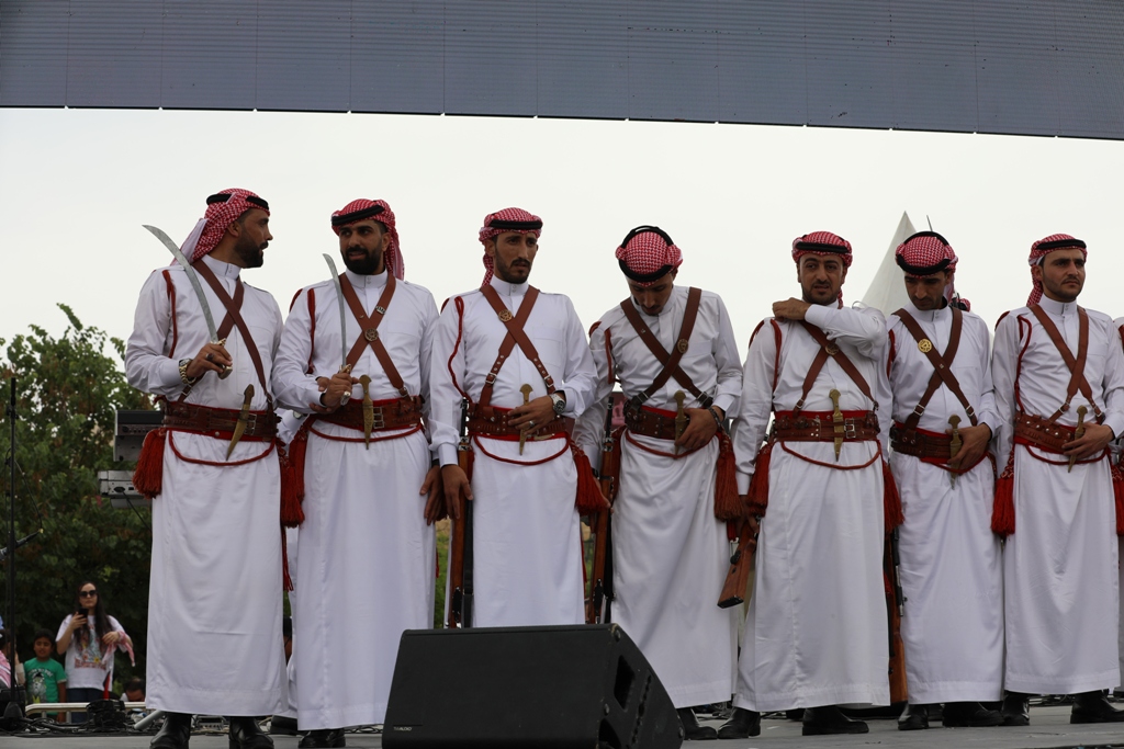 بالصور... آلاف المواطنين يشاركون في احتفال زين فرحاً بزفاف ولي العهد