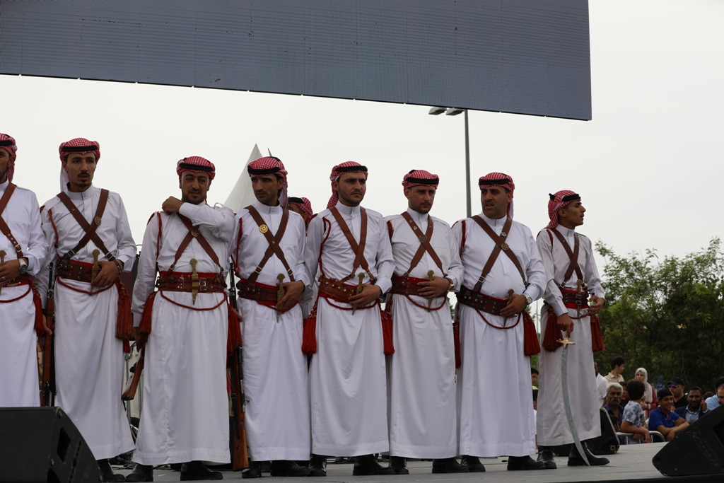 بالصور... آلاف المواطنين يشاركون في احتفال زين فرحاً بزفاف ولي العهد