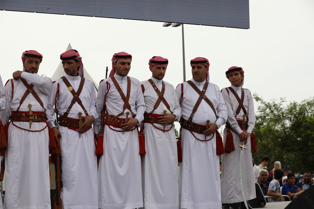 بالصور... آلاف المواطنين يشاركون في احتفال زين فرحاً بزفاف ولي العهد