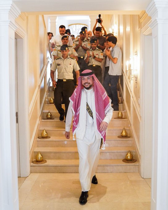 شاهدوا ... حمام العريس لولي العهد بمنزل ابن عمه الأمير عمر بن فيصل