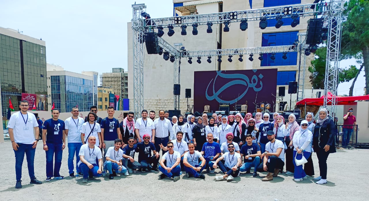 صورة حول : بالصور... آلاف المواطنين يشاركون في احتفال زين فرحاً بزفاف ولي العهد بالصور... آلاف المواطنين يشاركون في احتفال زين فرحاً بزفاف ولي العهد