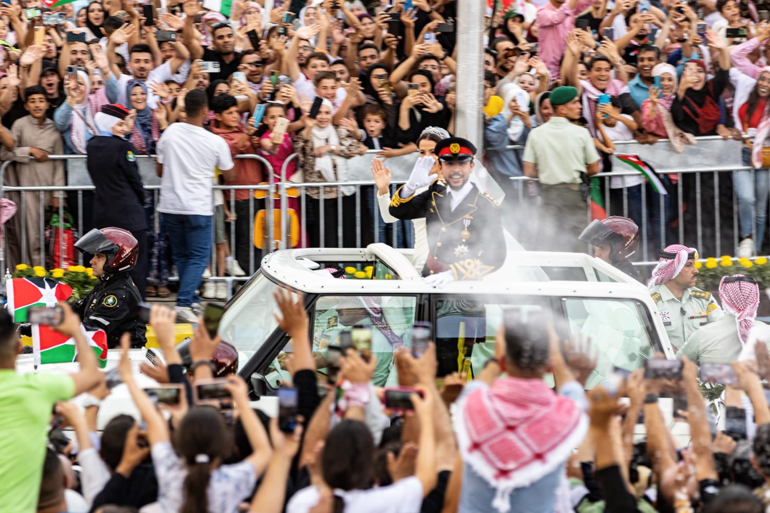 صورة حول : بالصور... آلاف المواطنين يشاركون في احتفال زين فرحاً بزفاف ولي العهد بالصور... آلاف المواطنين يشاركون في احتفال زين فرحاً بزفاف ولي العهد