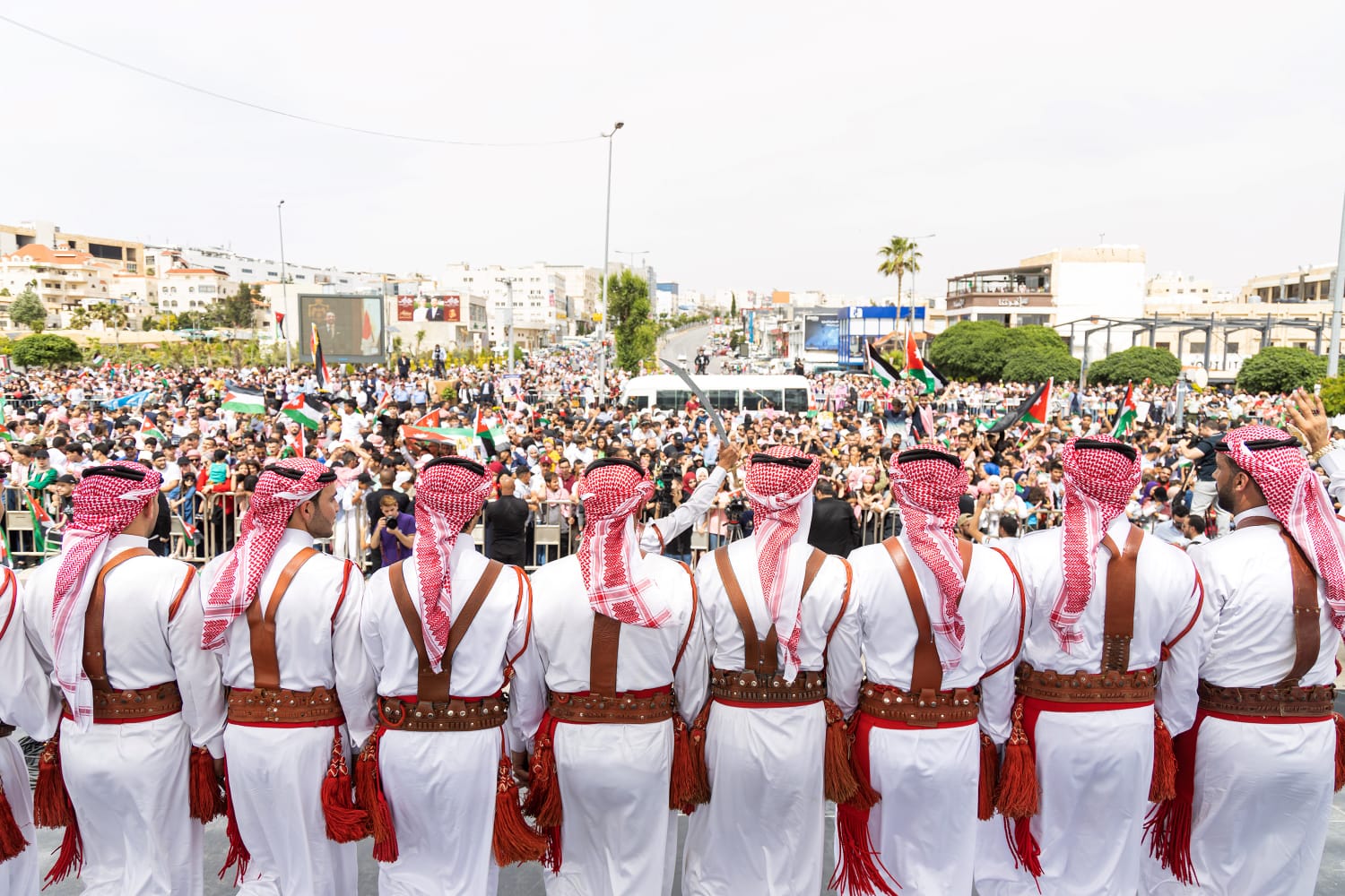 بالصور... آلاف المواطنين يشاركون في احتفال زين فرحاً بزفاف ولي العهد