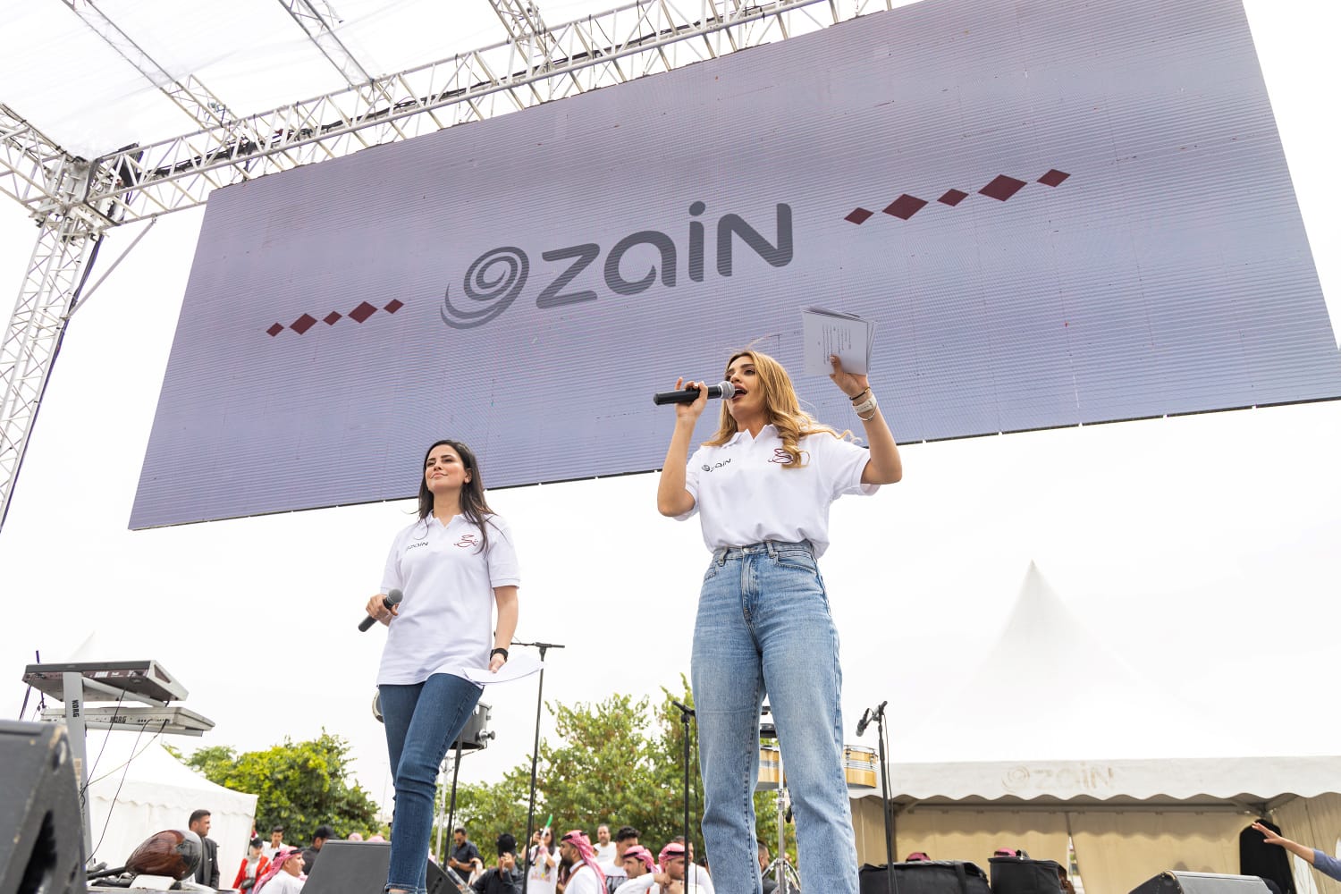 بالصور... آلاف المواطنين يشاركون في احتفال زين فرحاً بزفاف ولي العهد