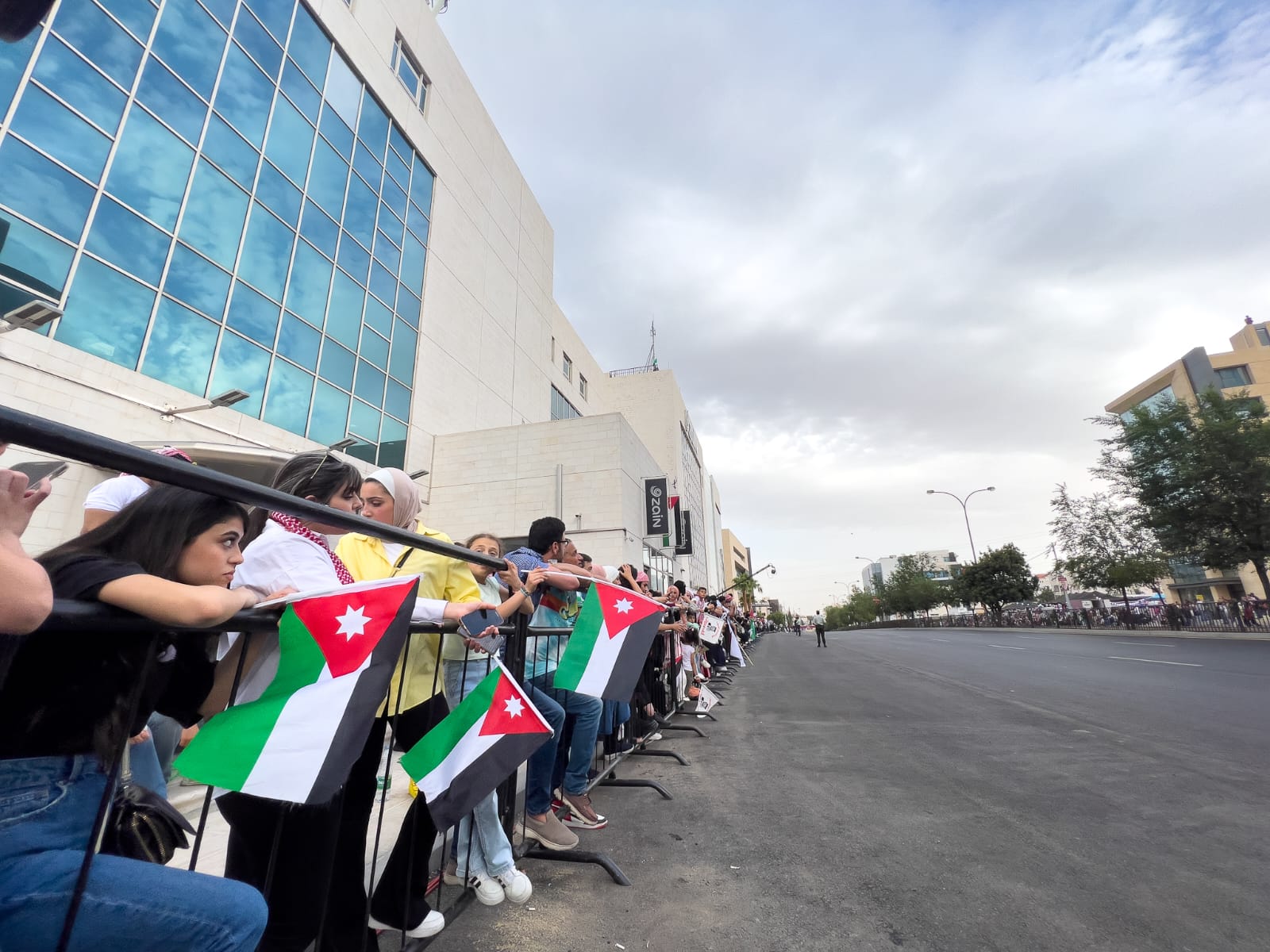 صورة حول : بالصور... آلاف المواطنين يشاركون في احتفال زين فرحاً بزفاف ولي العهد بالصور... آلاف المواطنين يشاركون في احتفال زين فرحاً بزفاف ولي العهد