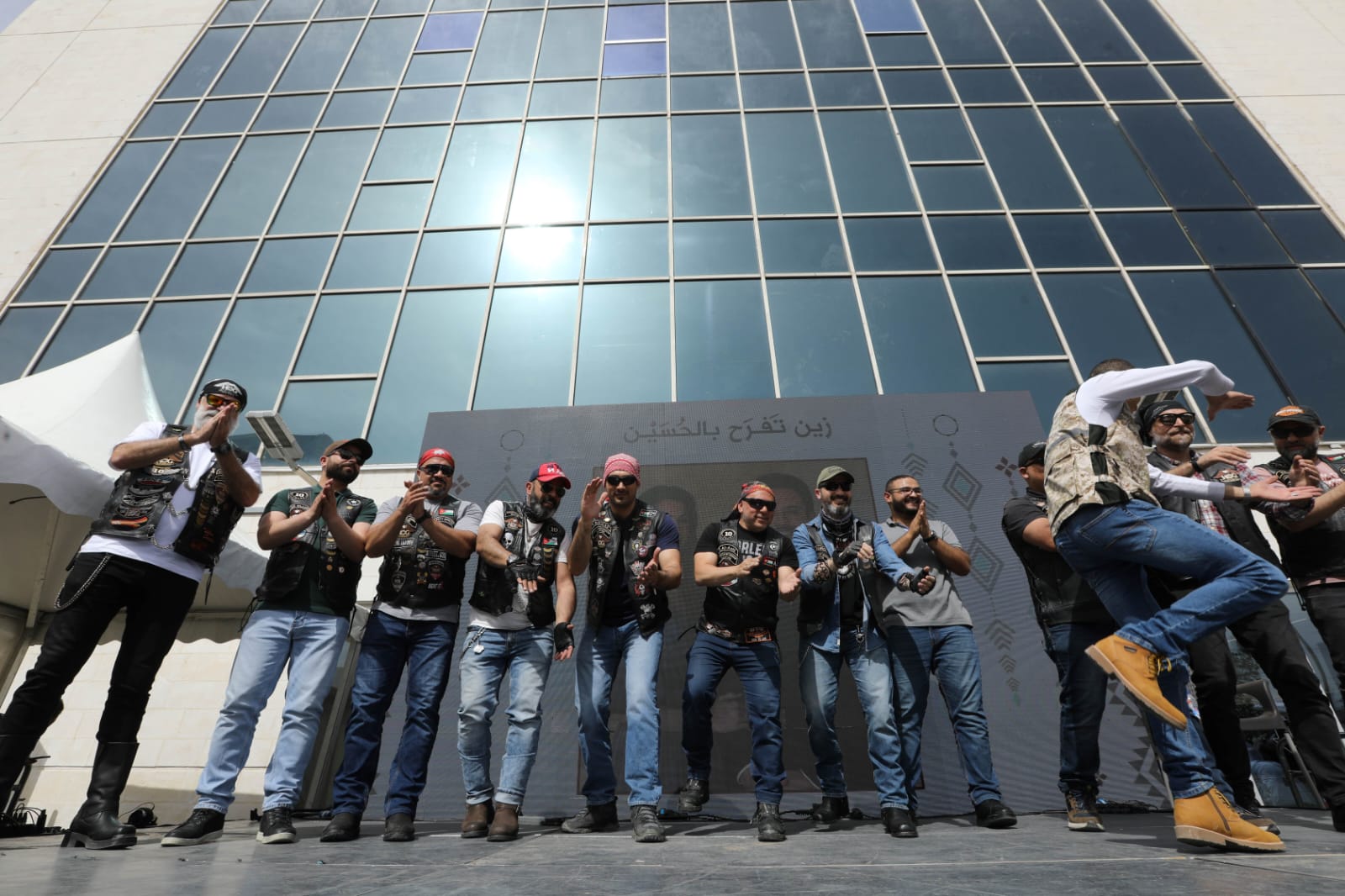 صورة حول : بالصور... آلاف المواطنين يشاركون في احتفال زين فرحاً بزفاف ولي العهد بالصور... آلاف المواطنين يشاركون في احتفال زين فرحاً بزفاف ولي العهد