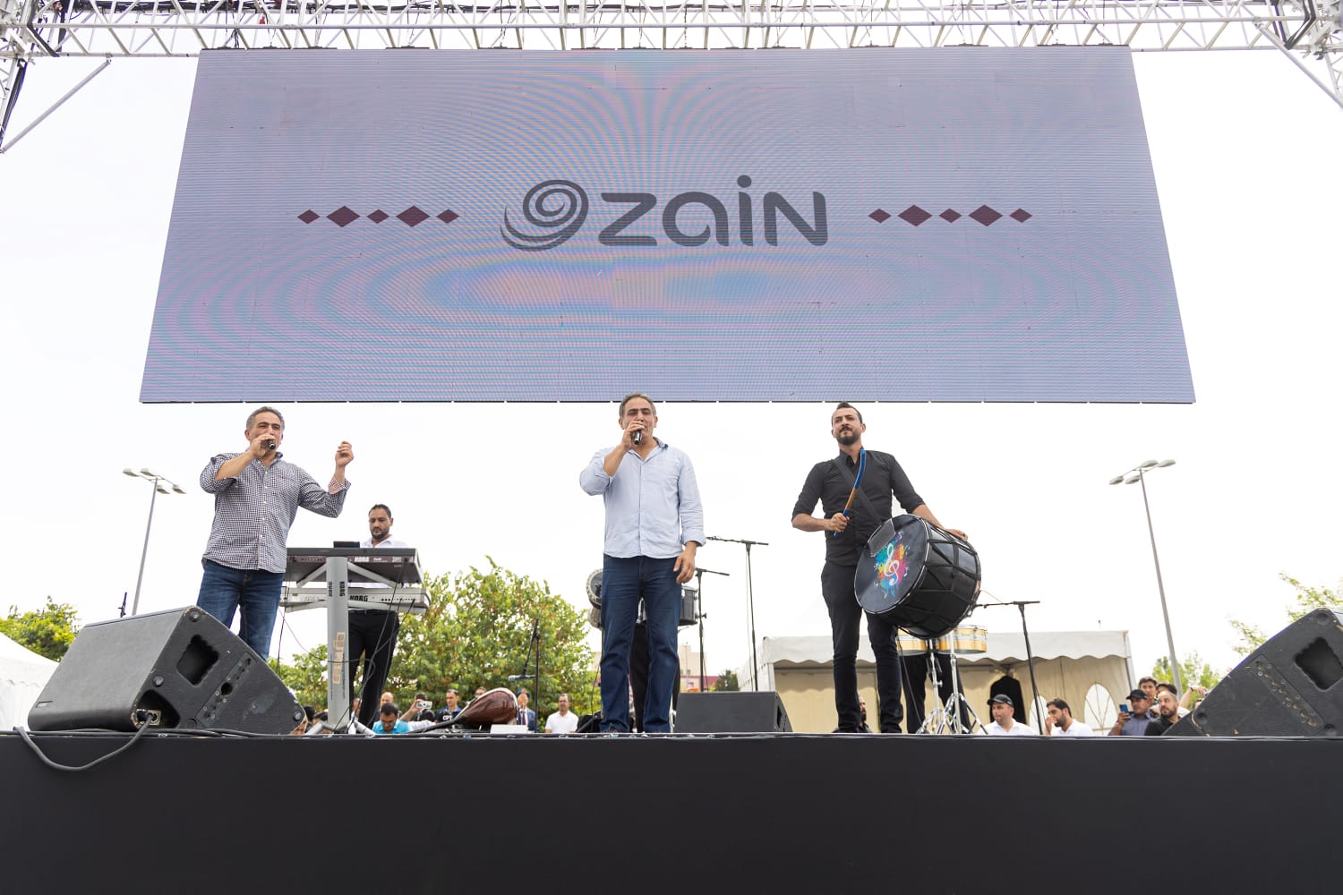 بالصور... آلاف المواطنين يشاركون في احتفال زين فرحاً بزفاف ولي العهد