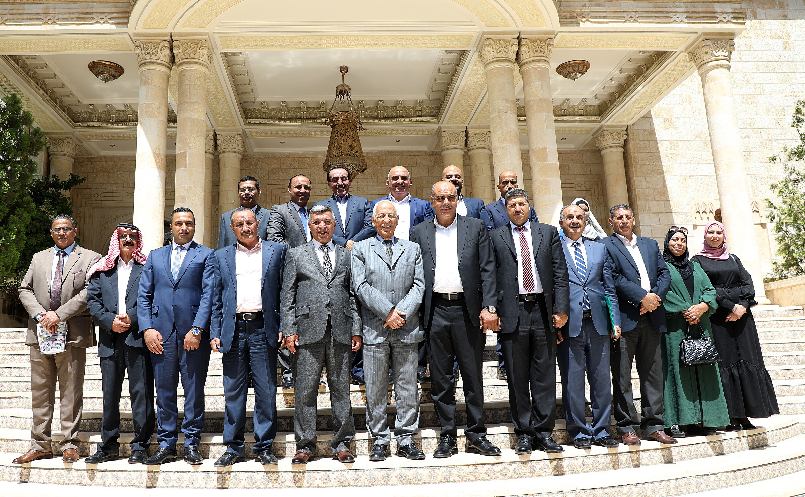 العيسوي يلتقي مجموعة من شباب وشابات لواء سحاب ووفدا من مجلس محافظة مأدبا.