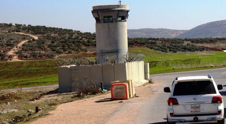 الاحتلال يقتحم المنطقة الشرقية من نابلس ويغلق حاجز بيت فوريك