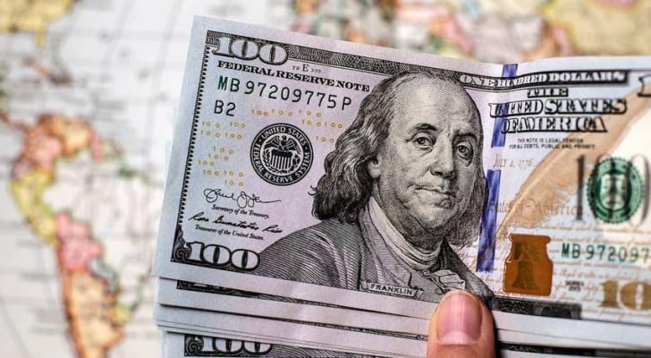 الدولار ينخفض عن أعلى مستوى له في شهرين