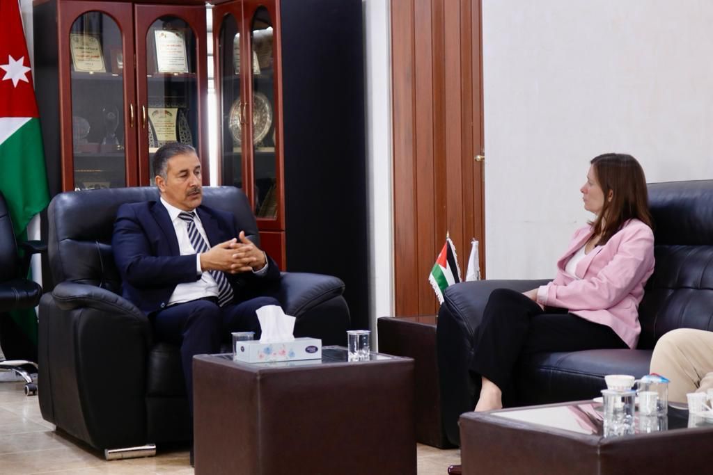 السفيرة البريطانية تزور مشاريع تمولها المملكة المتحدة لدعم الشباب والنساء واللاجئين في محافظة معان في يوم اللاجئ العالمي