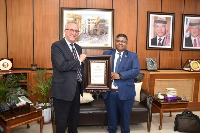 صورة حول : اليرموك تتسلم شهادة "الخمس نجوم" في نظام التقييم العالمي QS Stars للجامعات اليرموك تتسلم شهادة "الخمس نجوم" في نظام التقييم العالمي QS Stars للجامعات